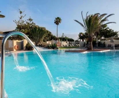 Piscina exterior con chorros de hidroterapia de este hotel con encanto.