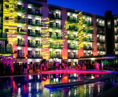 Edificio de este hotel solo para adultos con iluminación nocturna.