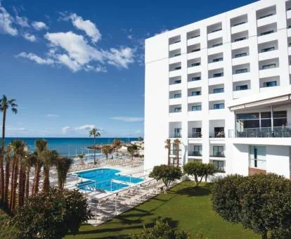 Moderno hotel solo para adultos junto al mar con piscina exterior y amplios jardines.