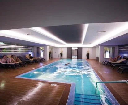 Piscina de hidroterapia del spa del hotel.