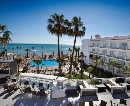 Edificio de este hotel solo para adultos con zonas exteriores y vistas al mar.