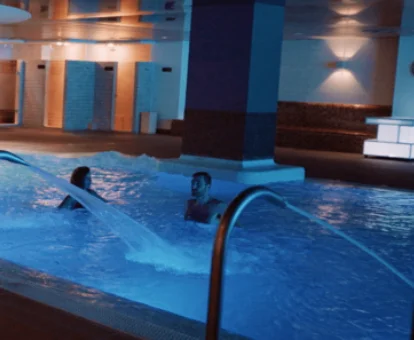 Pareja disfrutando de la piscina de hidroterapia del spa.