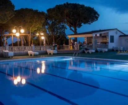 Gran piscina exterior de este camping rodeada de naturaleza.