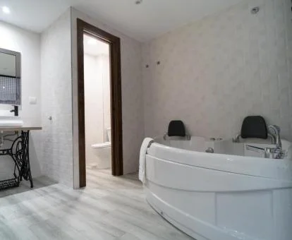 Gran jacuzzi privado para dos personas de este apartamento independiente de un dormitorio.
