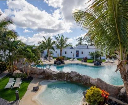 Vista aérea de este hermoso oasis para parejas con piscinas de tipo laguna.