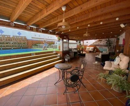 Zona exterior con terraza y piscina comunitaria de este hotel rural.