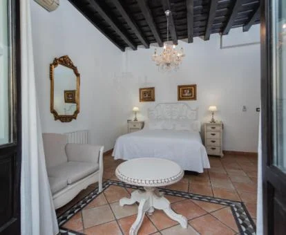 Una de las cómodas habitaciones con zona de estar del hotel.