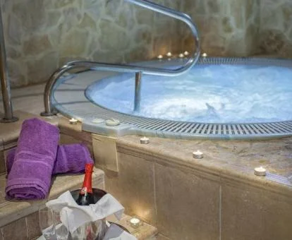 Jacuzzi de las instalaciones del spa privado del hotel.