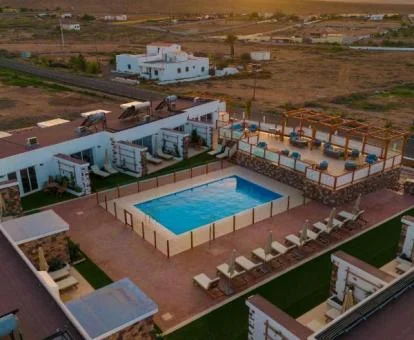 Vista aérea de este hotel rural en un tranquilo entorno para descansar.