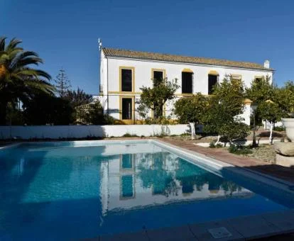 Encantador hotel rural con gran piscina exterior.