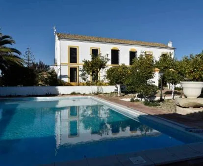 Edificio de este alojamiento rural con piscina exterior.