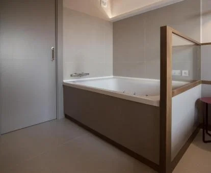 Bañera de hidromasaje privada de este apartamento independiente de un dormitorio.
