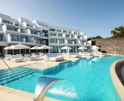 Edificio de este hotel boutique con piscina y chorro de hidroterapia.