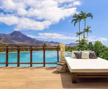 Solarium con tumbonas y piscina con fabulosas vistas a la naturaleza de este hotel romántico.