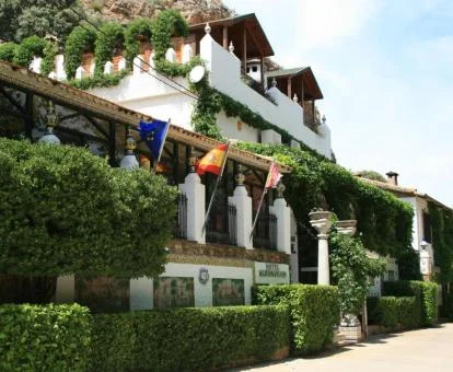 Edificio de este hotel boutique rural con jardín vertical ideal para descansar.