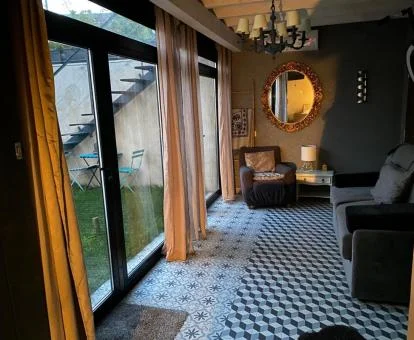 Acogedora sala de estar de esta casa independiente con acceso directo a la terraza.