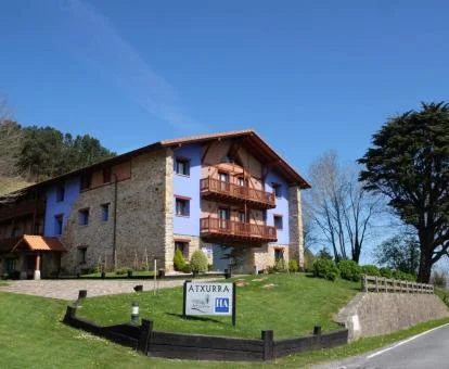 Acogedor hotel romántico rodeado de zonas verdes.