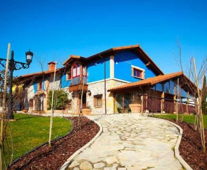 Edificio de este hotel rural solo para adultos con bellas zonas exteriores.