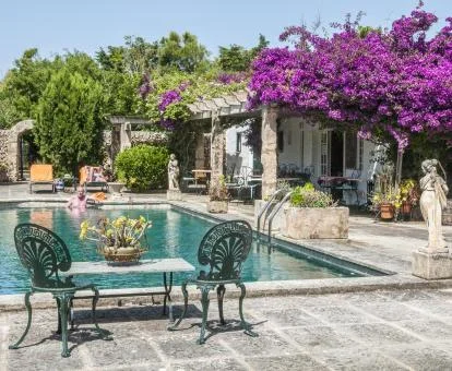 Hermosa zona exterior con piscina y vegetación de este maravilloso hotel boutique.