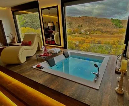 Zona de bienestar privada con vistas a la naturaleza de una de las casas rurales del alojamiento.