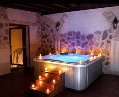 Zona de bienestar con un gran jacuzzi privado de esta preciosa casa.
