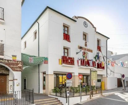 Edificio de este precioso hotel romántico en el centro del pueblo.