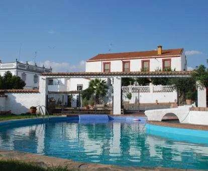 Hotel con encanto con piscina y zonas exteriores.