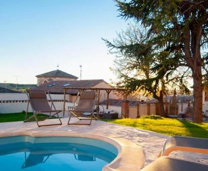 Agradable zona exterior con piscina de este hotel rural.