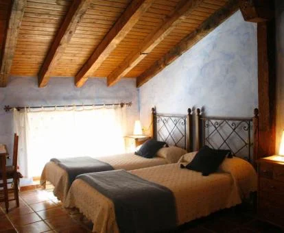 Una de las cómodas habitaciones de estilo tradicional de este alojamiento rural.