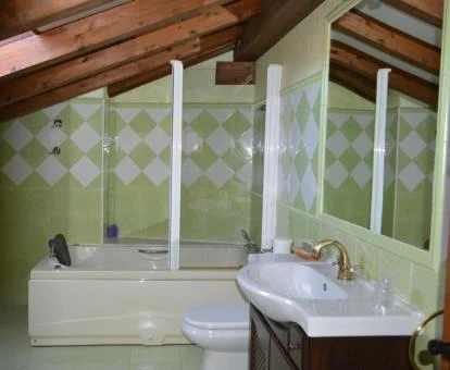Baño con bañera de hidromasaje privada de una de las habitaciones de este hotel rural.