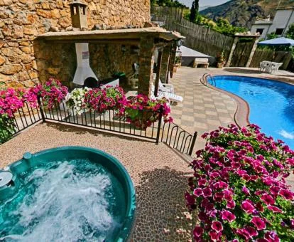 Zona exterior con jacuzzi y piscina con chorros de este establecimiento.