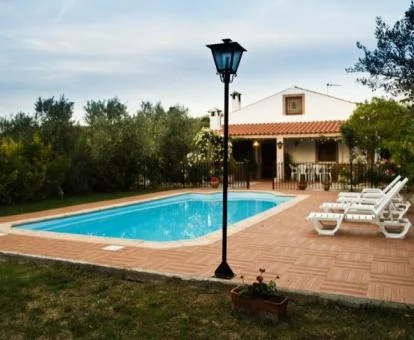 Una de las casas rurales con piscina privada de este establecimiento.