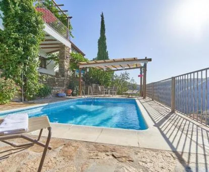 Zona exterior con piscina y vistas al campo de este hotel rural.