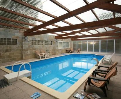 Piscina cubierta con hidroterapia y zona de relajación del spa.