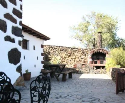 Agradable terraza con mobiliario exterior y barbacoa de esta casa rural independiente.