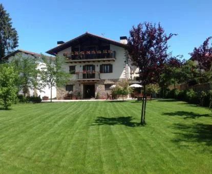 Hotel rural con amplios jardines.