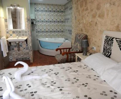 Una de las habitaciones con jacuzzi privado de este romántico hotel.