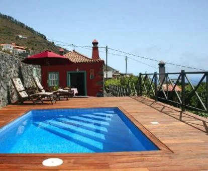 Casa rural acogedora con zona exterior con vistas y piscina privada.
