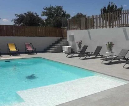 Zona exterior con piscina y solarium de este alojamiento rural.