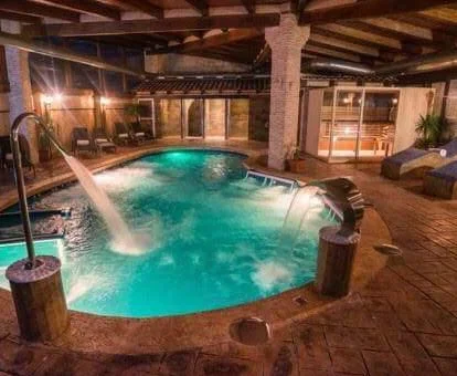 Piscina cubierta con elementos de hidroterapia del spa del hotel.