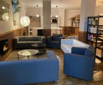 Uno de los espacios de uso compartido con chimenea de este hotel rural.