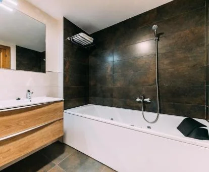 Baño con bañera de hidromasaje privada del apartamento de un dormitorio.