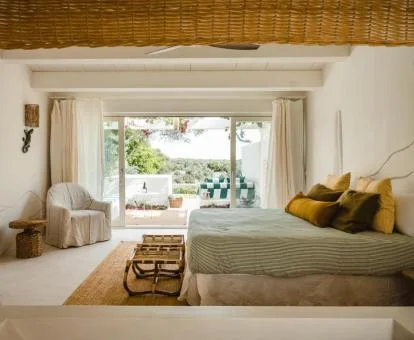 Una de las hermosas habitaciones con terraza amueblada y vistas de este hotel boutique.