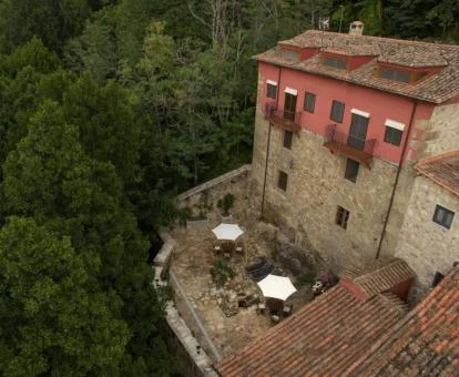 Vista aérea de este coqueto hotel boutique rodeado de naturaleza.