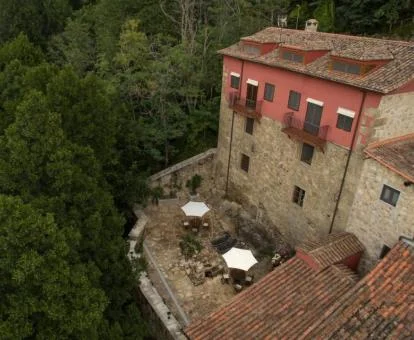 Vista aérea de esta posada rural junto a la naturaleza.