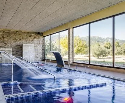 Espectacular piscina con elementos de hidroterapia al aire libre del hotel.
