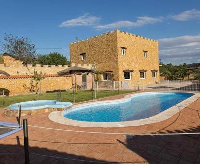 Precioso hotel con encanto y piscina exterior.