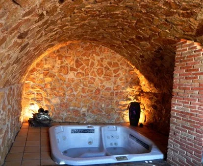 Acogedora zona de bienestar con jacuzzi interior.