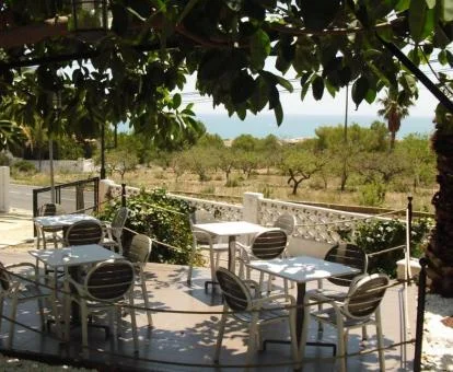Terraza con comedor exterior y vistas al mar de este hotel con encanto.