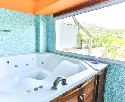 Sala de bienestar de uso privado con jacuzzi y vistas al exterior.